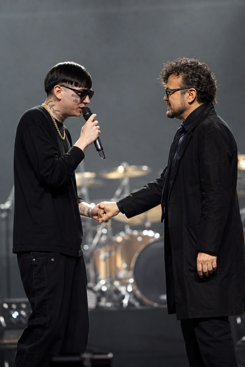 Dani Flow se sube al escenario de Aleks Syntek para disculparse