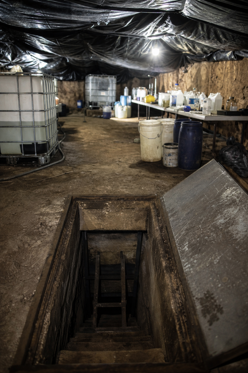 Hallan túnel y presunto laboratorio clandestino dentro de un predio