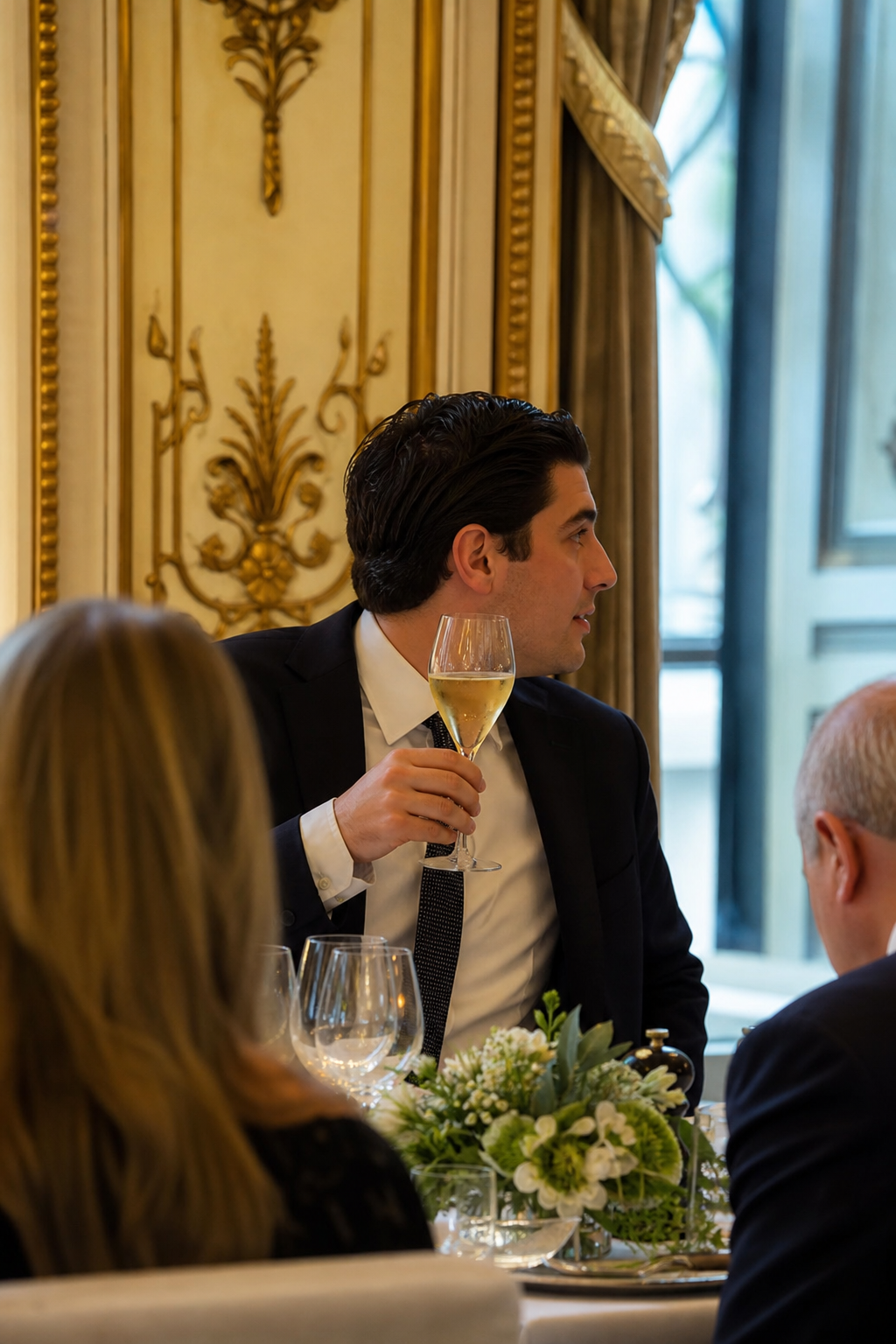 Hijo de Guadalupe Taddei visto en Le Meurice con copa de champaña