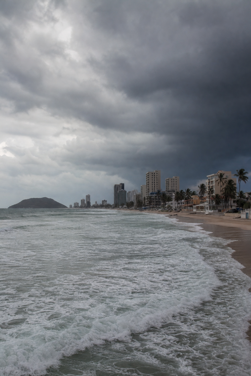 Huracán Simón tocará tierra en Mazatlán como categoría 1