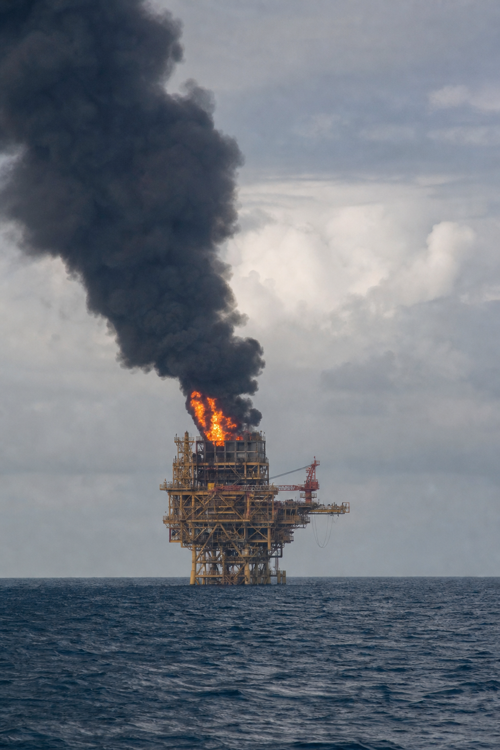 Se incendia plataforma Abkatún-H de Pemex frente a Ciudad del Carmen, Campeche