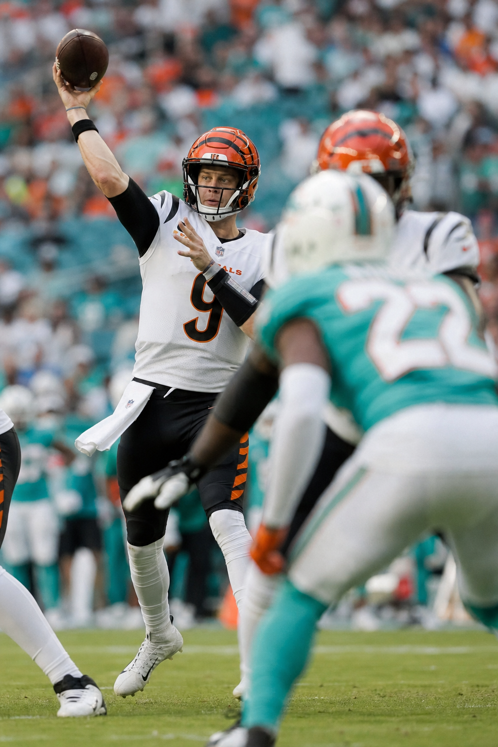 Joe Burrow lanza 4 TD y Bengals vencen 31-24 a Dolphins en Miami