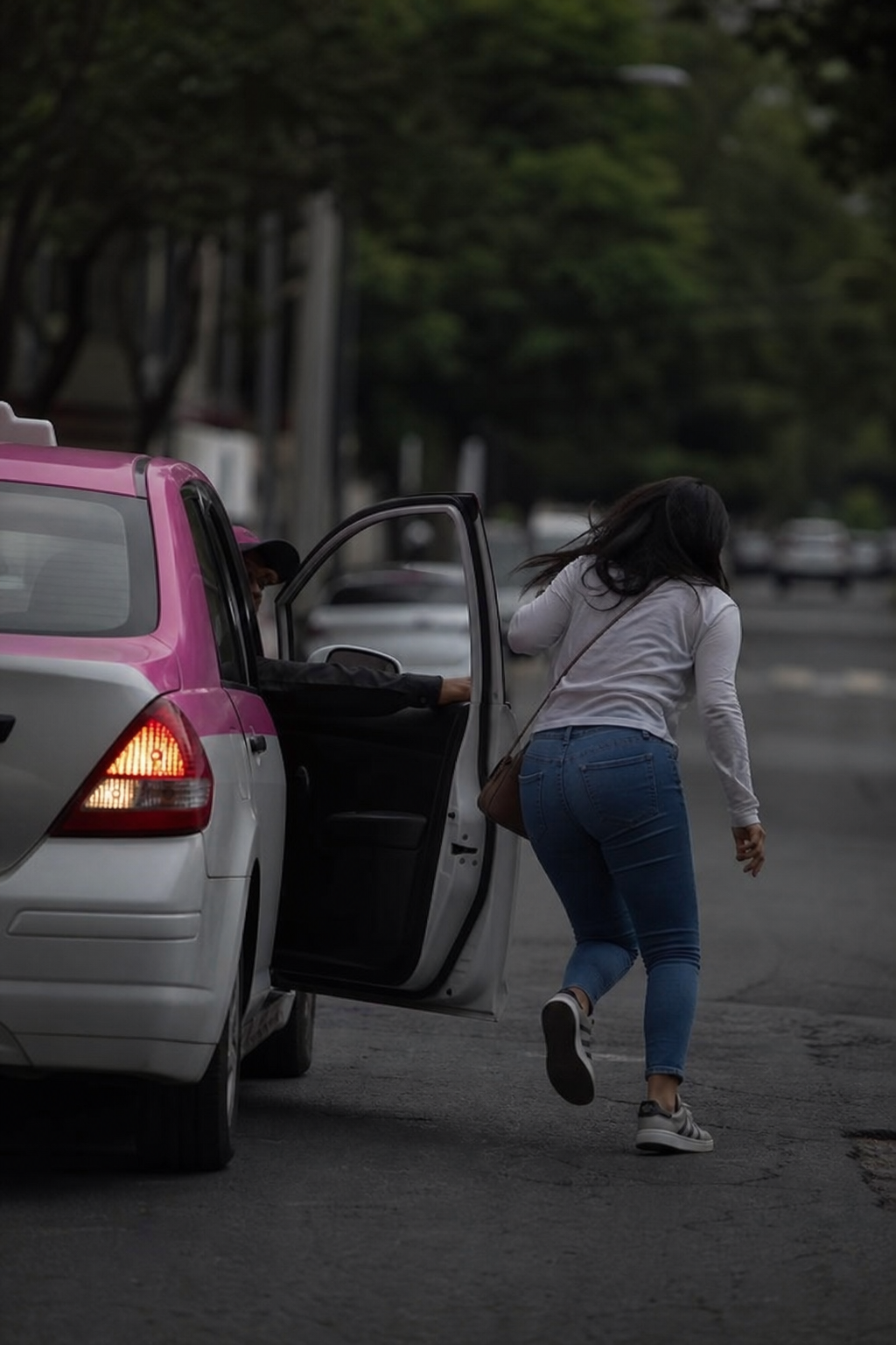 Mujer se lanza desde un taxi en Magdalena Contreras durante presunto intento de asalto