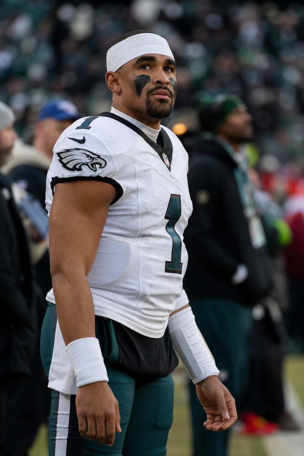 NFL no sancionará a Eagles por permitir jugar a Jalen Hurts