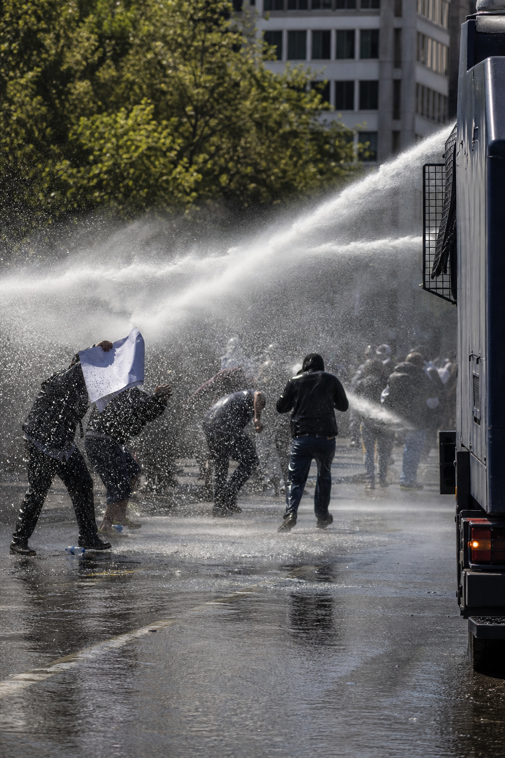 Policías dispersan con chorros a manifestantes que pedían agua limpia