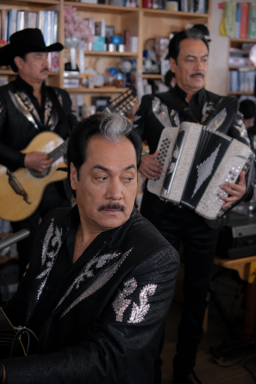 Usuarios reportan que Tiny Desk de Los Tigres del Norte quitó intervención de Félix Contreras
